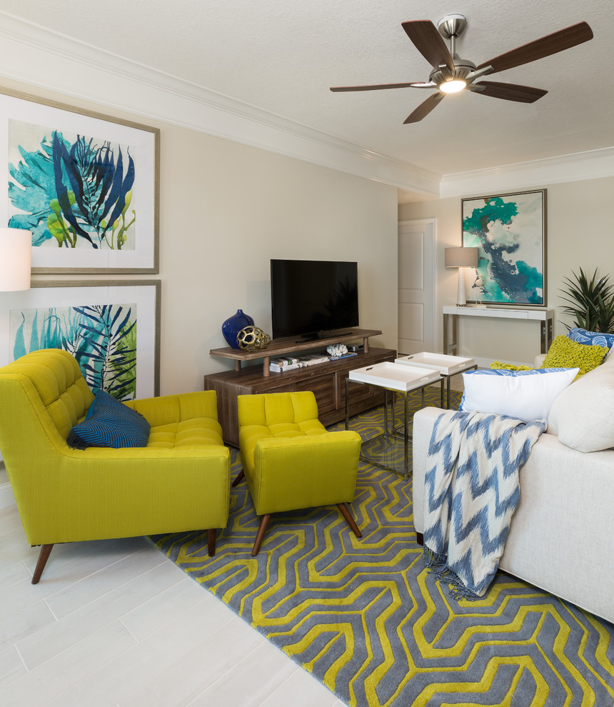 Mittelgroßes, Abgetrenntes Eklektisches Wohnzimmer ohne Kamin mit beiger Wandfarbe, Porzellan-Bodenfliesen, freistehendem TV und grauem Boden in Tampa