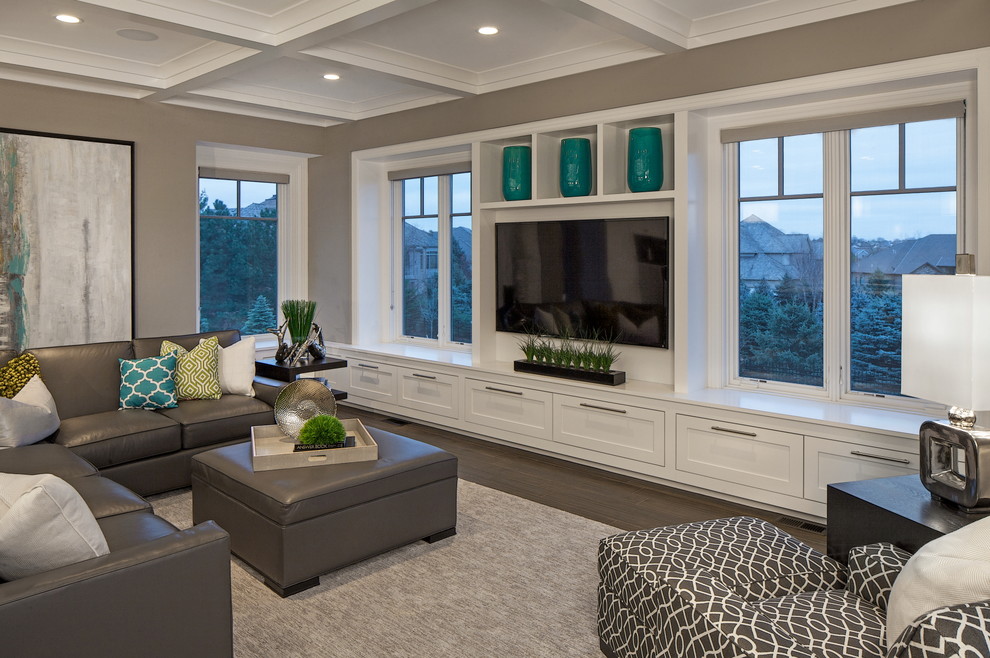 Foto di un grande soggiorno tradizionale aperto con pareti grigie, pavimento con piastrelle in ceramica e TV a parete