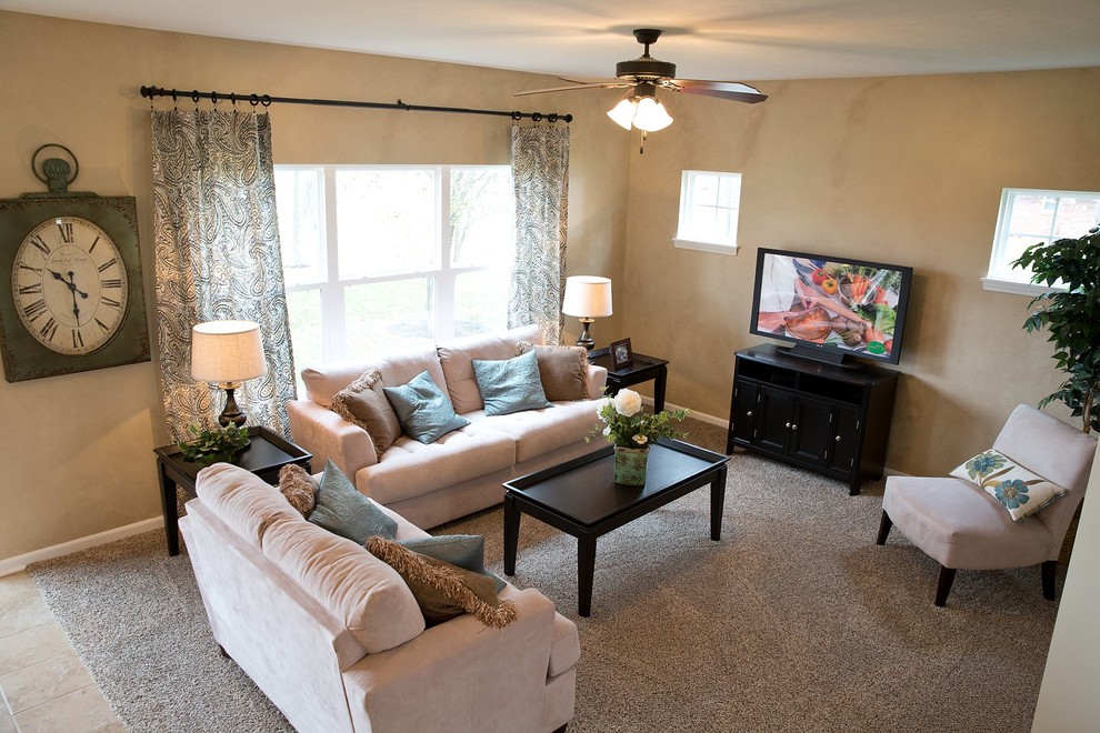 Foto di un soggiorno chic aperto con pareti beige, moquette, nessun camino, TV autoportante e pavimento beige