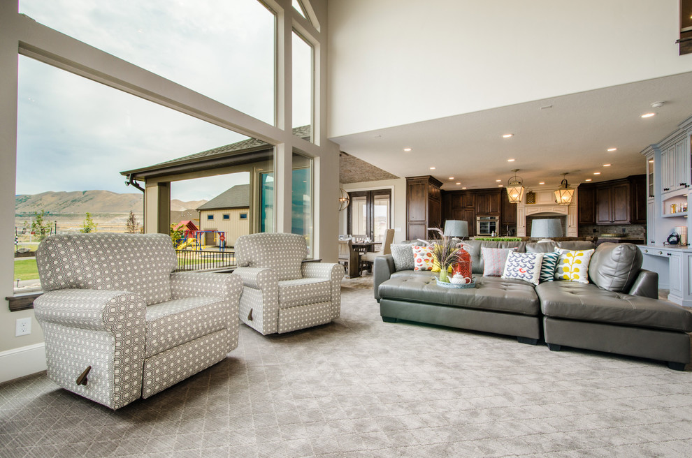 Diseño de sala de estar abierta de estilo americano grande con paredes grises, moqueta y televisor colgado en la pared
