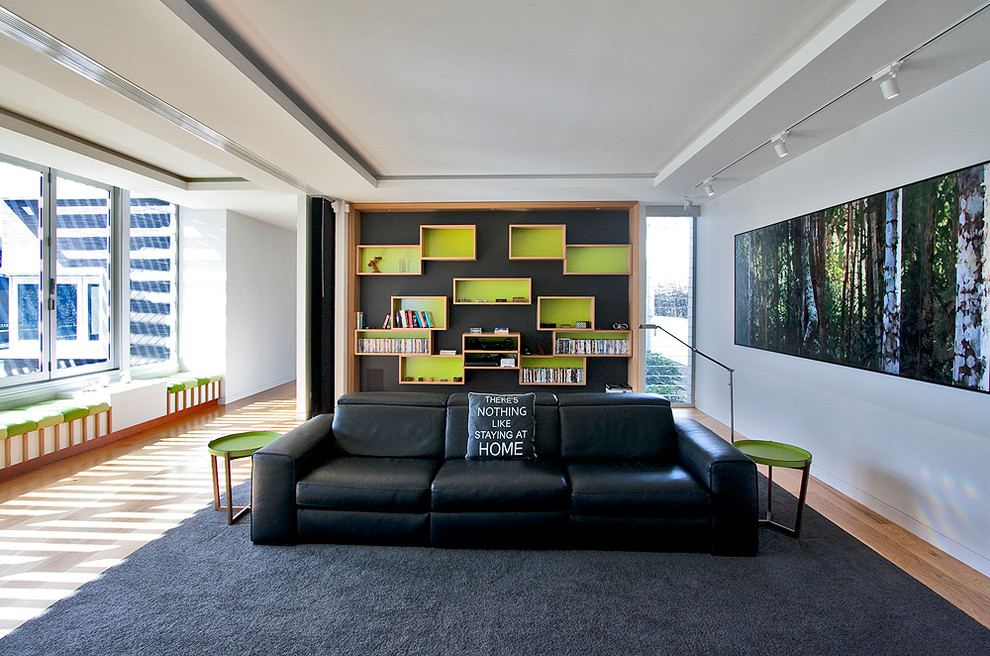 Ejemplo de sala de estar con biblioteca contemporánea con paredes blancas
