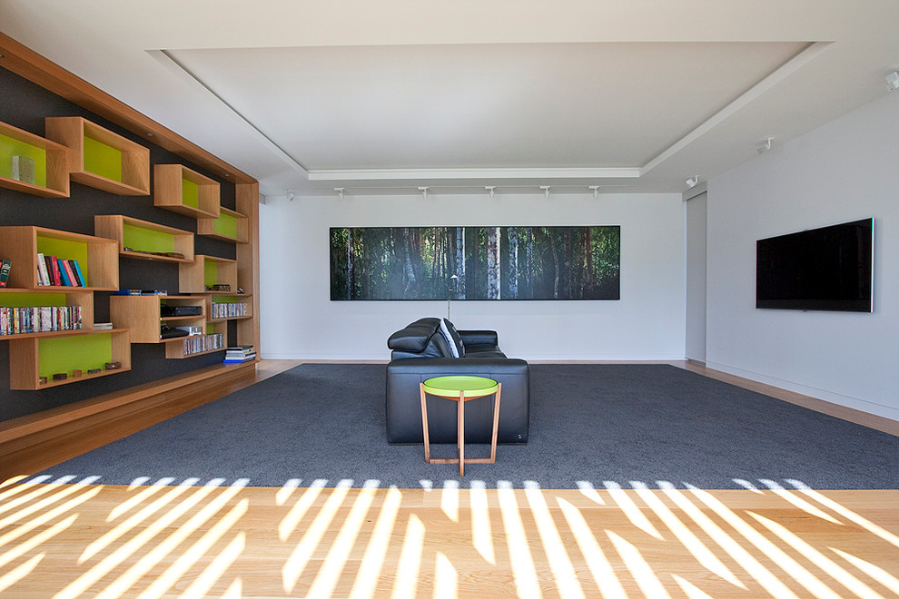 Diseño de sala de estar con biblioteca actual con paredes blancas