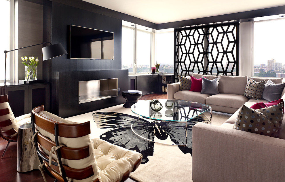 Пример оригинального дизайна: открытая гостиная комната среднего размера в современном стиле с горизонтальным камином, телевизором на стене, бежевыми стенами, темным паркетным полом, фасадом камина из плитки, коричневым полом и ковром на полу