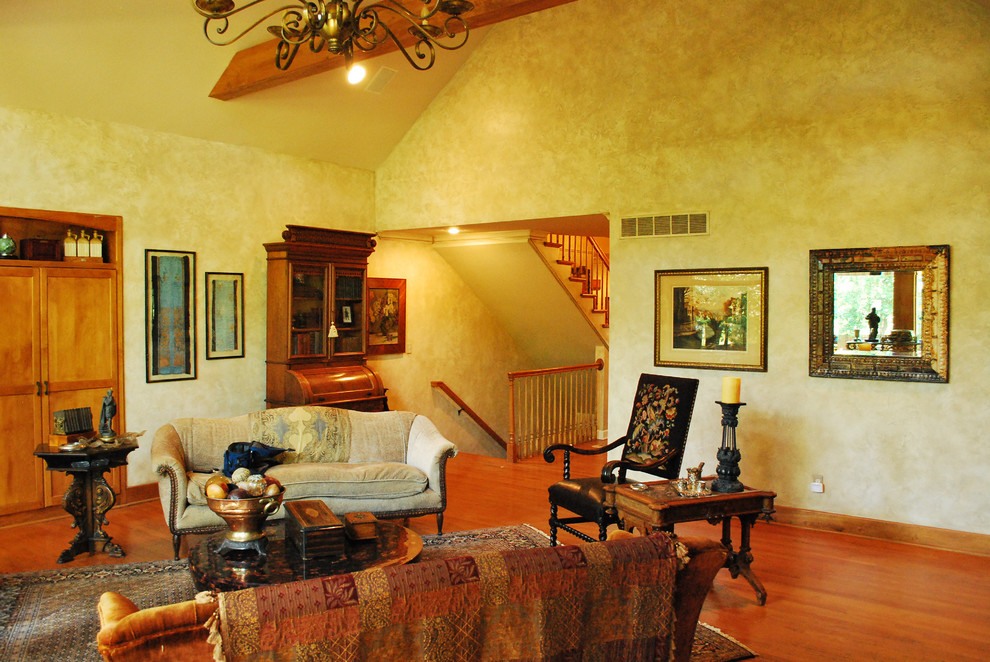 Immagine di un ampio soggiorno rustico chiuso con pareti multicolore e pavimento in legno massello medio