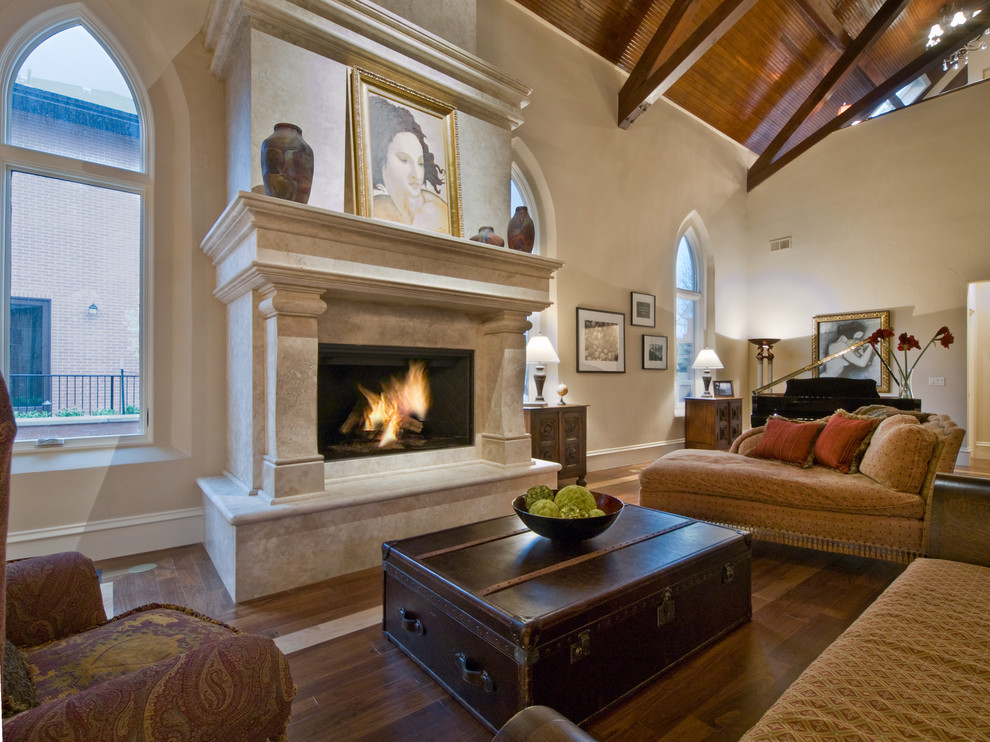 Großes, Fernseherloses, Offenes Klassisches Wohnzimmer mit beiger Wandfarbe, dunklem Holzboden, Kamin und Kaminumrandung aus Stein in Denver