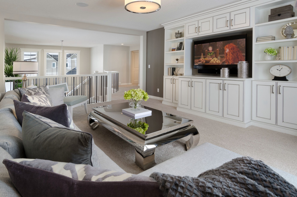 Diseño de sala de estar tipo loft actual con moqueta y pared multimedia