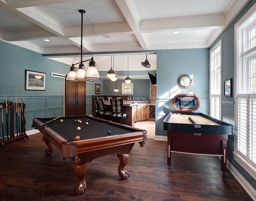 Foto de sala de juegos en casa marinera con paredes azules, suelo de madera oscura y suelo marrón