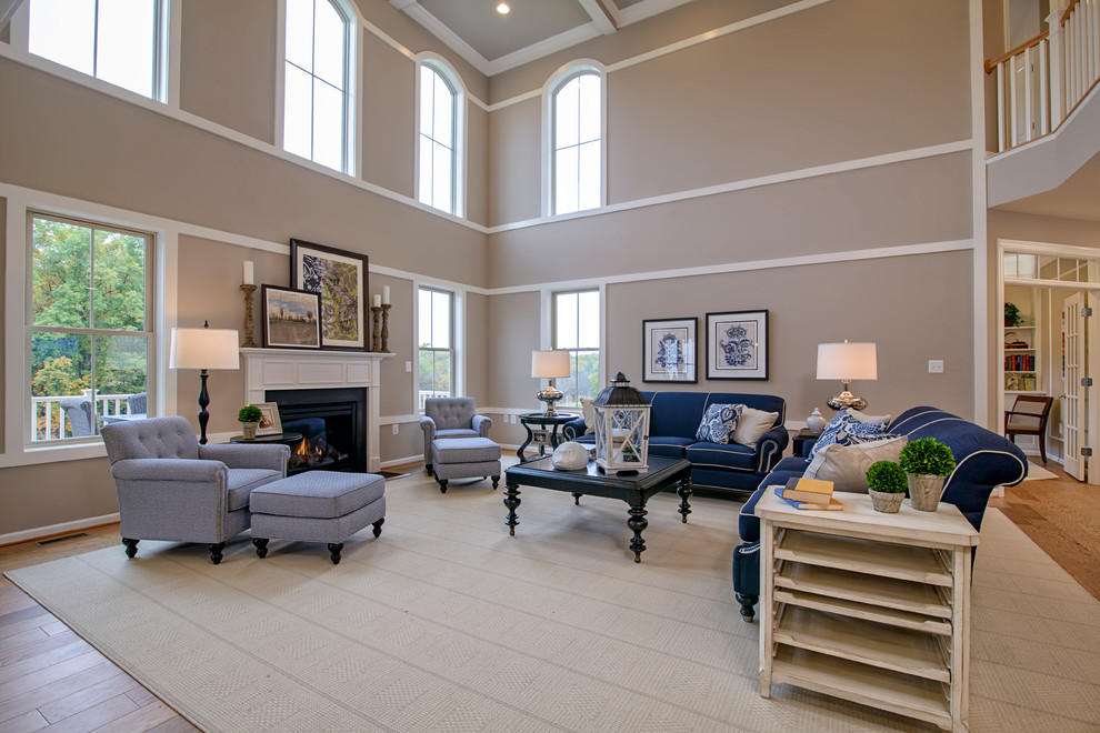 Geräumiges, Offenes Klassisches Wohnzimmer mit beiger Wandfarbe, hellem Holzboden, Kamin und Kaminumrandung aus Holz in Washington, D.C.
