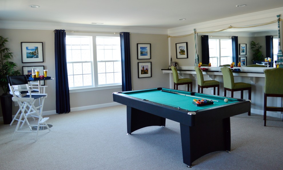 Стильный дизайн: изолированная комната для игр в морском стиле с бежевыми стенами, ковровым покрытием и стандартным камином - последний тренд