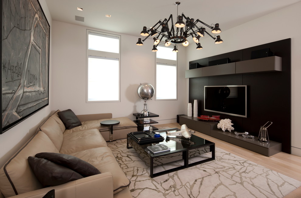 Diseño de sala de estar actual con paredes blancas, suelo de madera clara y televisor colgado en la pared