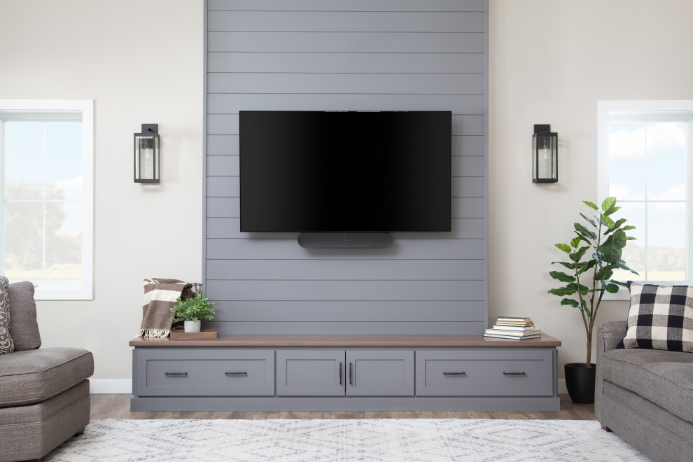 Imagen de sala de estar tradicional con televisor colgado en la pared y machihembrado