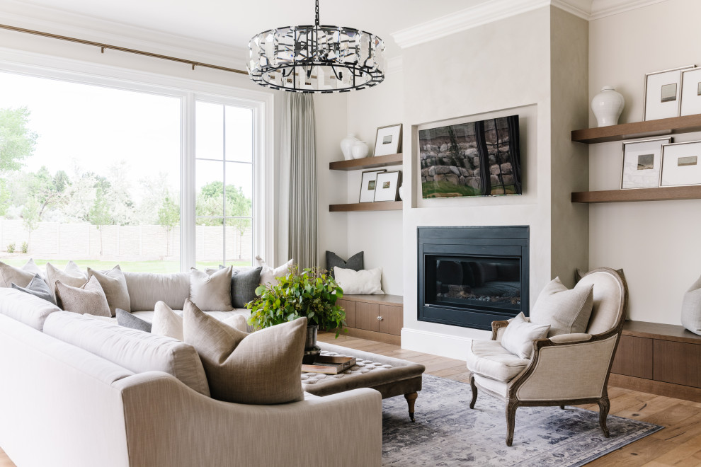 Diseño de sala de estar abierta clásica con paredes grises y pared multimedia
