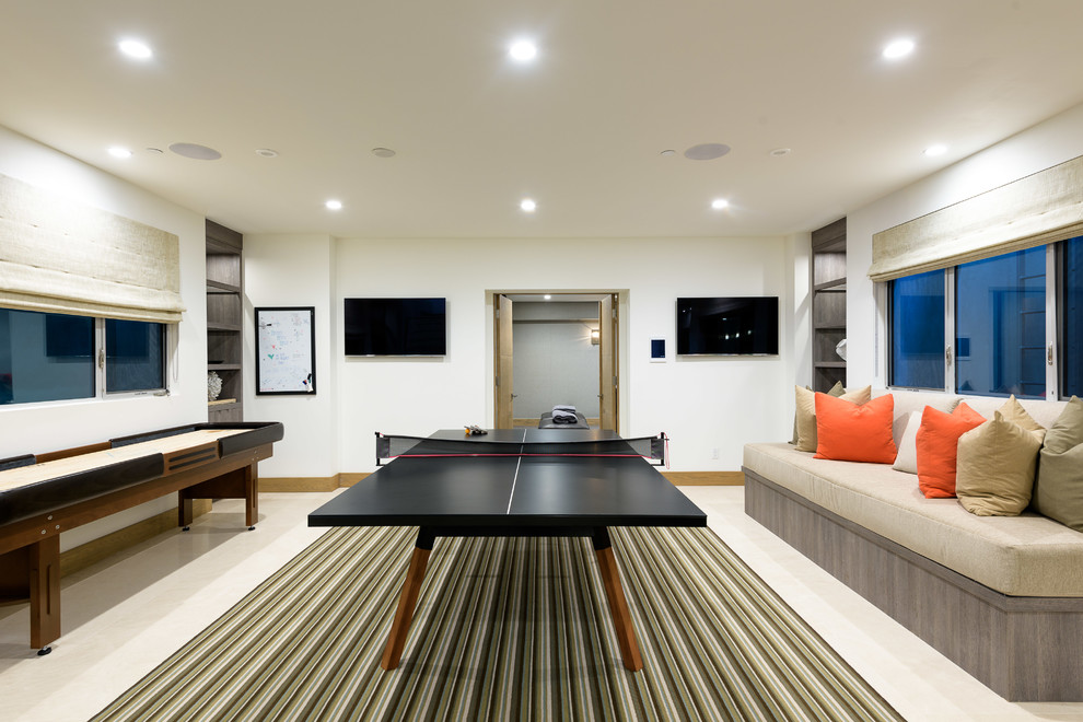 Foto di un soggiorno contemporaneo con sala giochi, pareti bianche e pavimento beige