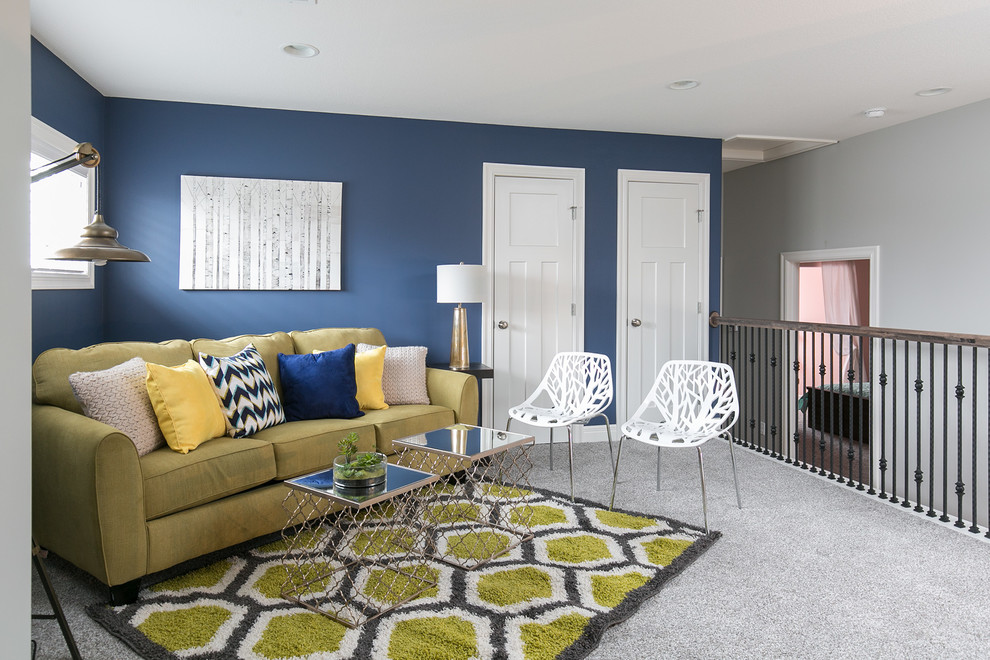 Modelo de sala de estar tipo loft clásica con paredes azules, moqueta y suelo gris