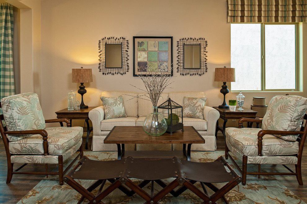 Foto di un soggiorno classico aperto con pareti beige, parquet scuro e tappeto