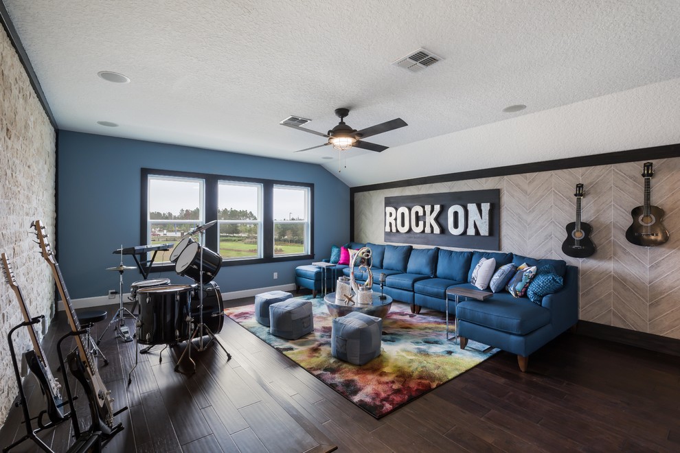 Источник вдохновения для домашнего уюта: гостиная комната в стиле неоклассика (современная классика) с музыкальной комнатой, синими стенами, темным паркетным полом и коричневым полом