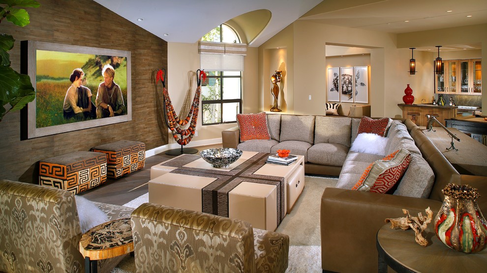 Modelo de sala de estar abierta actual grande con pared multimedia y suelo de madera en tonos medios