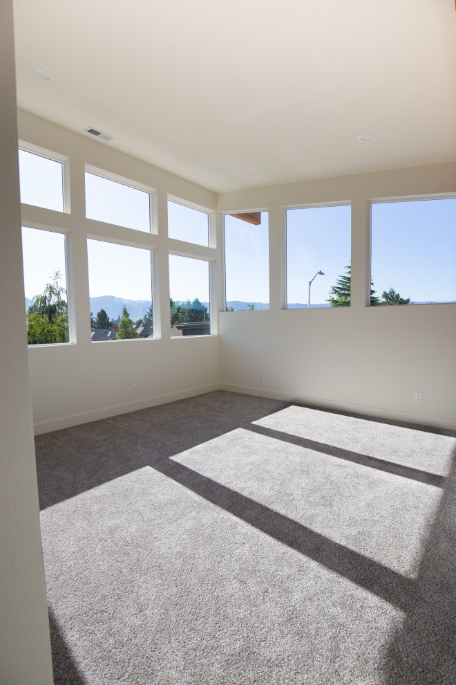 Modelo de sala de estar tipo loft minimalista de tamaño medio con paredes blancas, moqueta y suelo gris