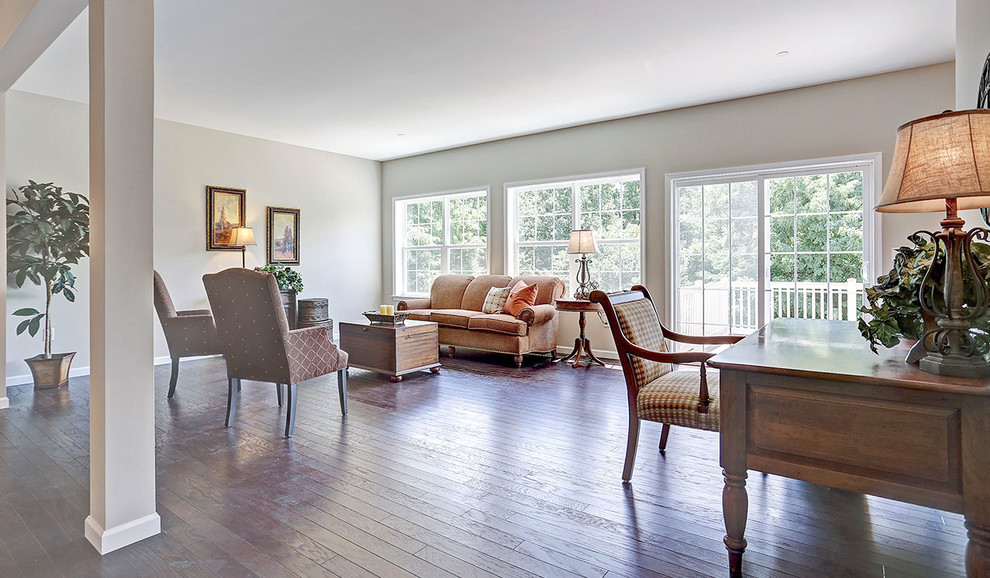 Idée de décoration pour une grande salle de séjour tradition ouverte avec un mur gris et parquet foncé.