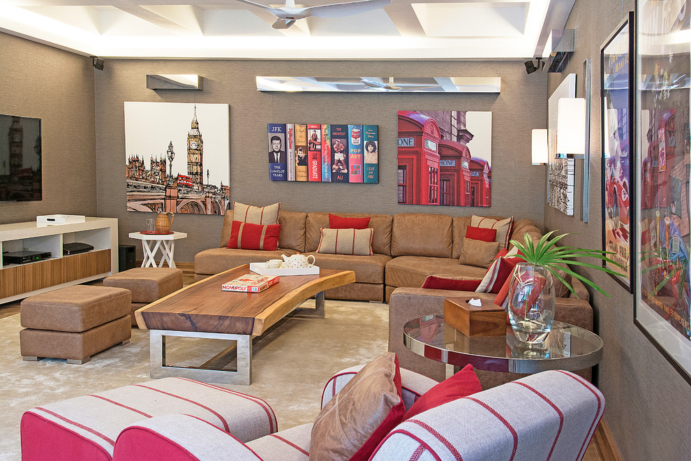 На фото: гостиная комната в современном стиле с серыми стенами и телевизором на стене