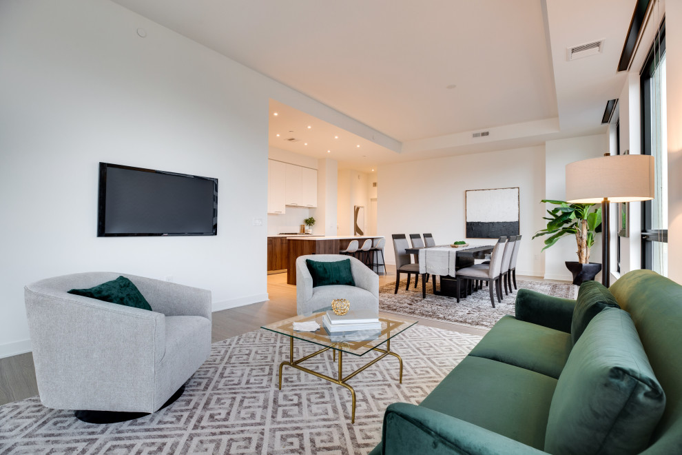 Idee per un soggiorno design di medie dimensioni e aperto con pareti bianche, parquet chiaro, TV a parete e pavimento marrone
