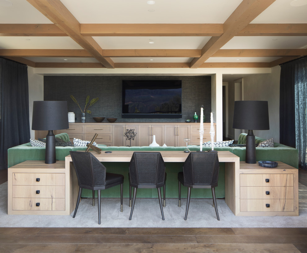Immagine di un soggiorno design con pareti nere, pavimento in legno massello medio e TV a parete