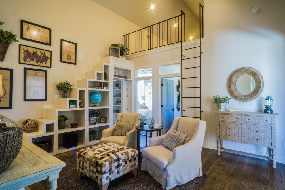 Großes, Abgetrenntes Landhausstil Wohnzimmer ohne Kamin mit weißer Wandfarbe, dunklem Holzboden, TV-Wand und braunem Boden in Austin