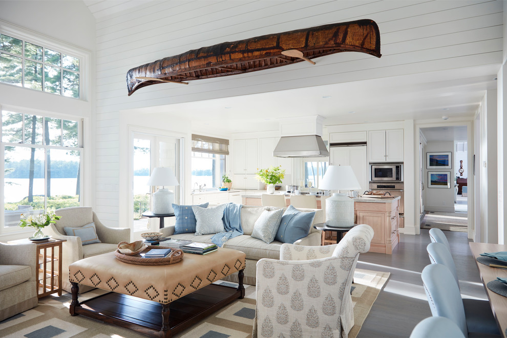 Diseño de sala de estar abierta costera grande con paredes blancas y suelo gris