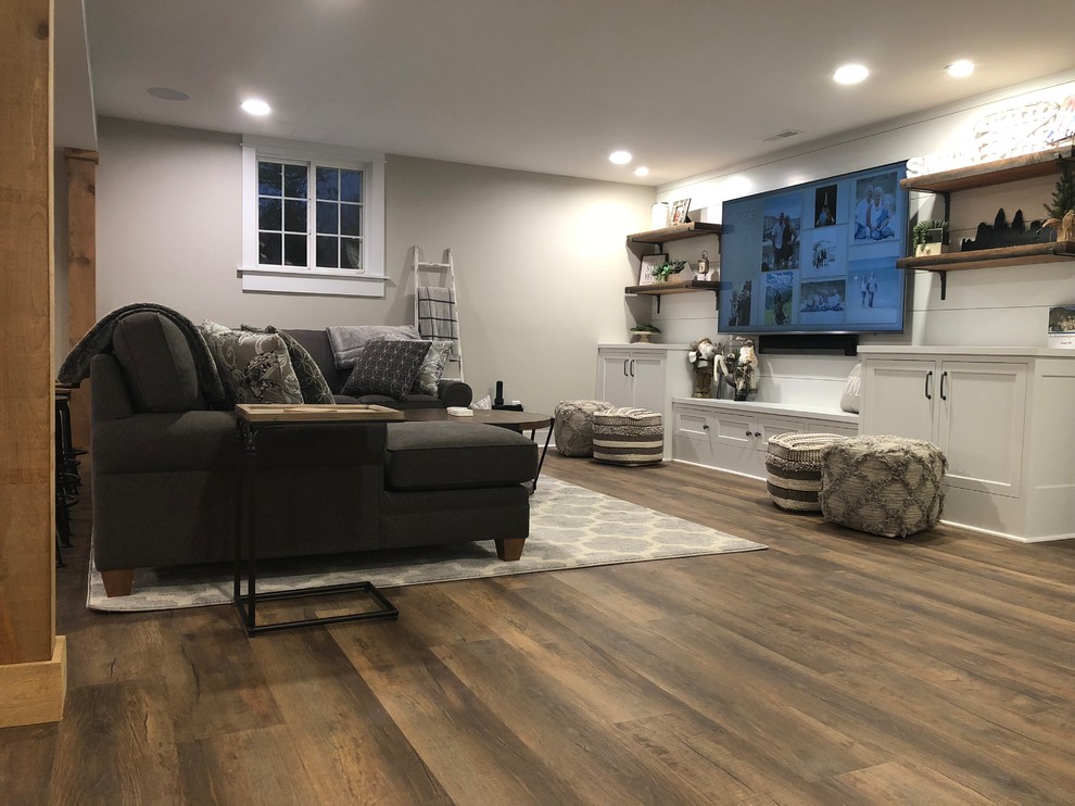 Imagen de sala de estar campestre con suelo vinílico y suelo marrón