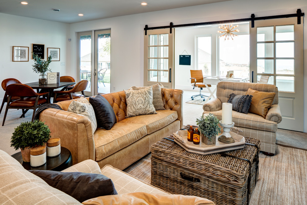 Immagine di un soggiorno stile marinaro aperto con pareti bianche, moquette, TV a parete e pavimento grigio