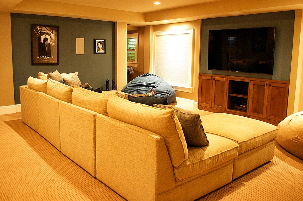 На фото: гостиная комната в стиле неоклассика (современная классика) с синими стенами и телевизором на стене с