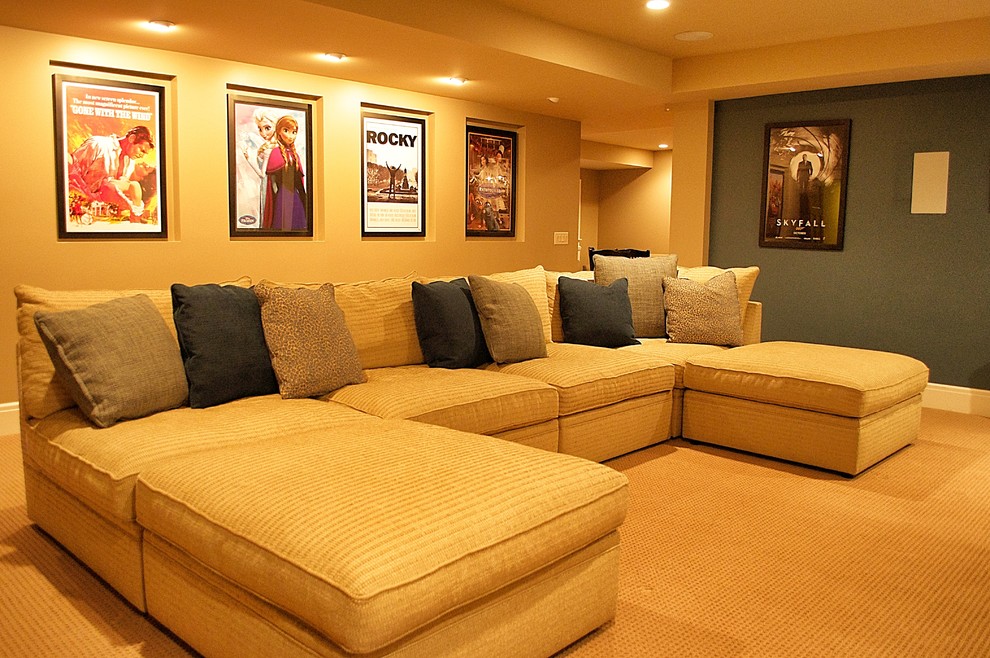 Immagine di un soggiorno chic con pareti blu e TV a parete