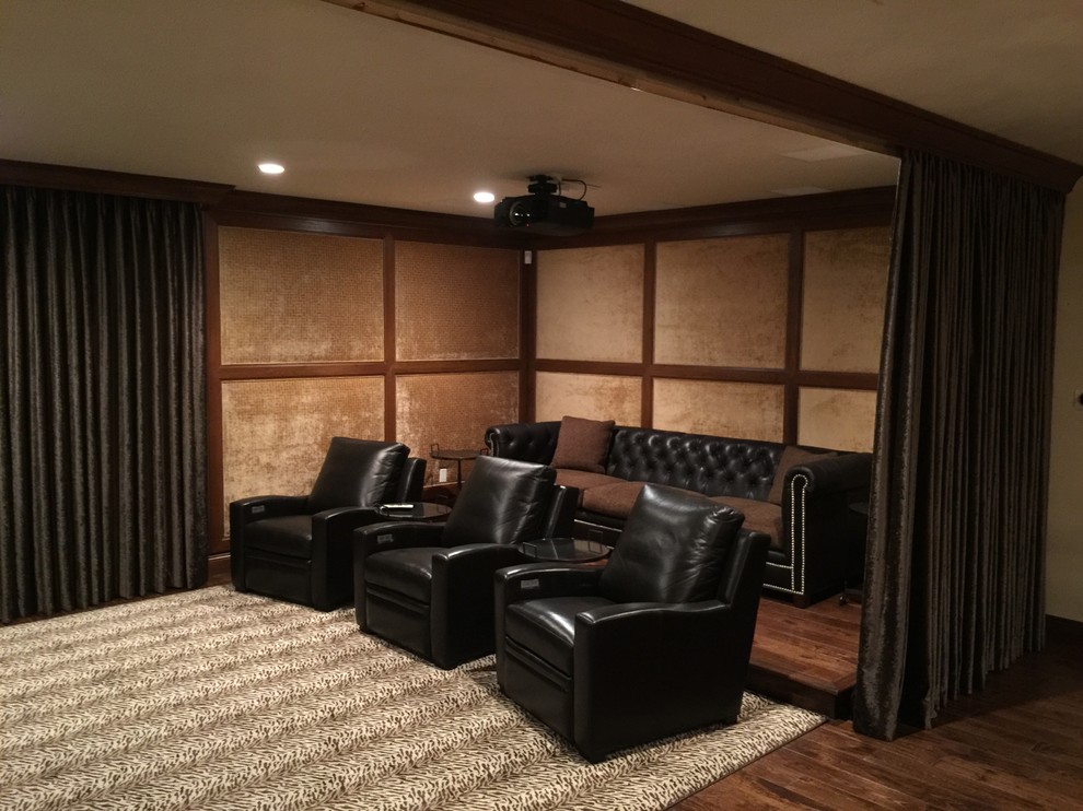 Immagine di un home theatre minimalista con pareti marroni e moquette