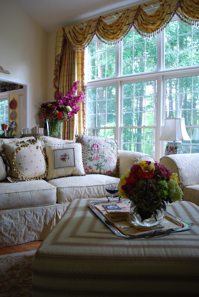 Imagen de sala de estar tradicional con paredes beige