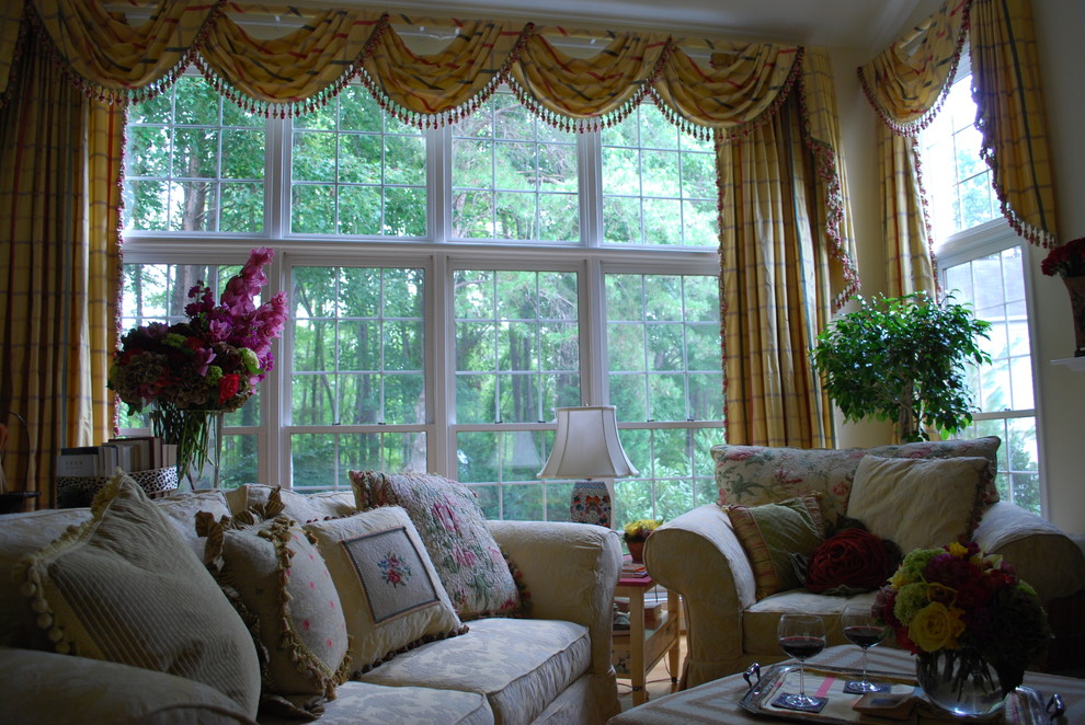 Immagine di un soggiorno chic con pareti beige