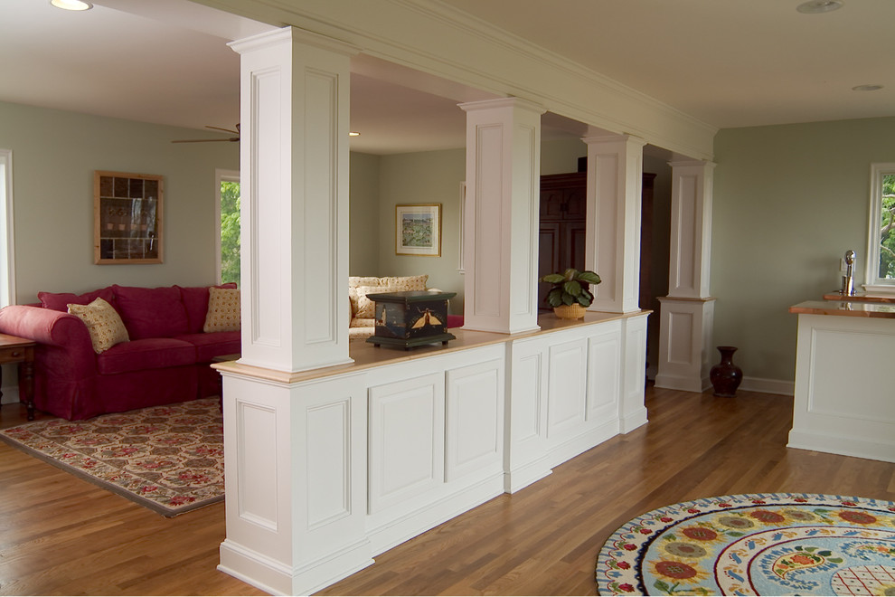Foto di un soggiorno stile marinaro di medie dimensioni e chiuso con angolo bar, pareti verdi e pavimento in legno massello medio