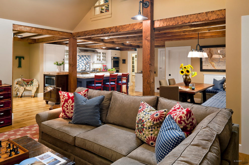 Diseño de sala de estar abierta tradicional de tamaño medio con paredes beige, suelo de madera en tonos medios, todas las chimeneas y marco de chimenea de ladrillo
