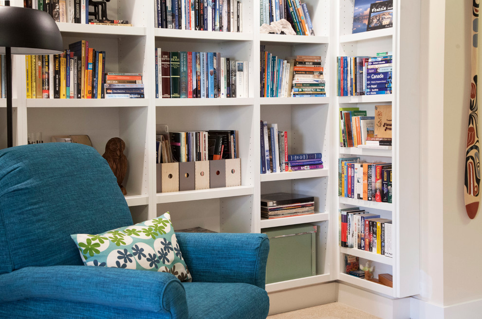 Idee per un soggiorno design di medie dimensioni e aperto con libreria, pareti verdi, moquette e pavimento beige