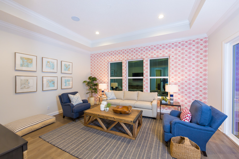 Diseño de sala de estar marinera de tamaño medio con paredes grises y suelo de madera en tonos medios