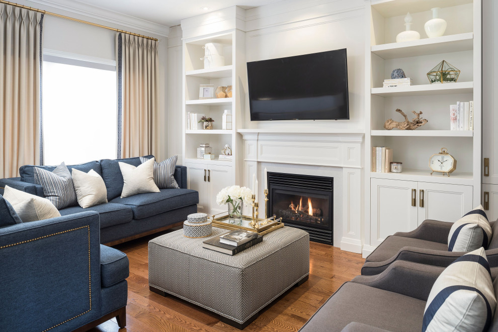 Aménagement d'une grande salle de séjour classique ouverte avec un mur blanc, une cheminée standard, un manteau de cheminée en métal, un téléviseur encastré, un sol marron, du papier peint et un sol en bois brun.