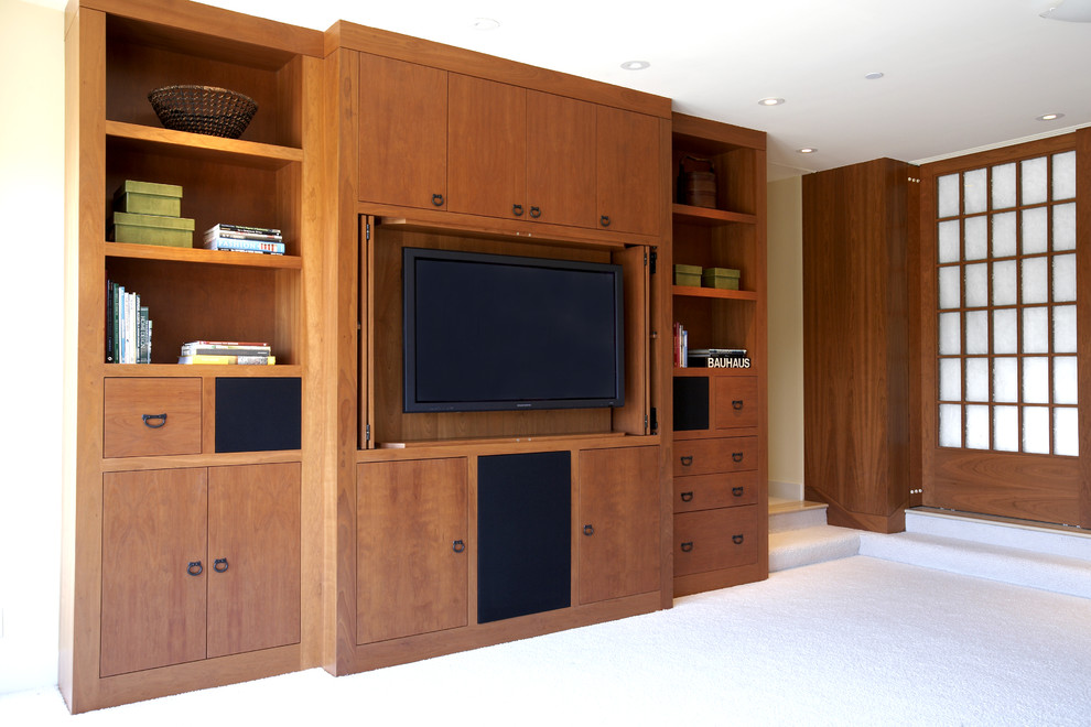 Стильный дизайн: изолированная гостиная комната среднего размера в восточном стиле с ковровым покрытием, скрытым телевизором и бежевыми стенами - последний тренд