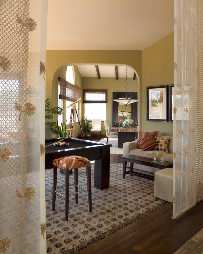 Свежая идея для дизайна: гостиная комната в средиземноморском стиле с зелеными стенами и коричневым полом - отличное фото интерьера