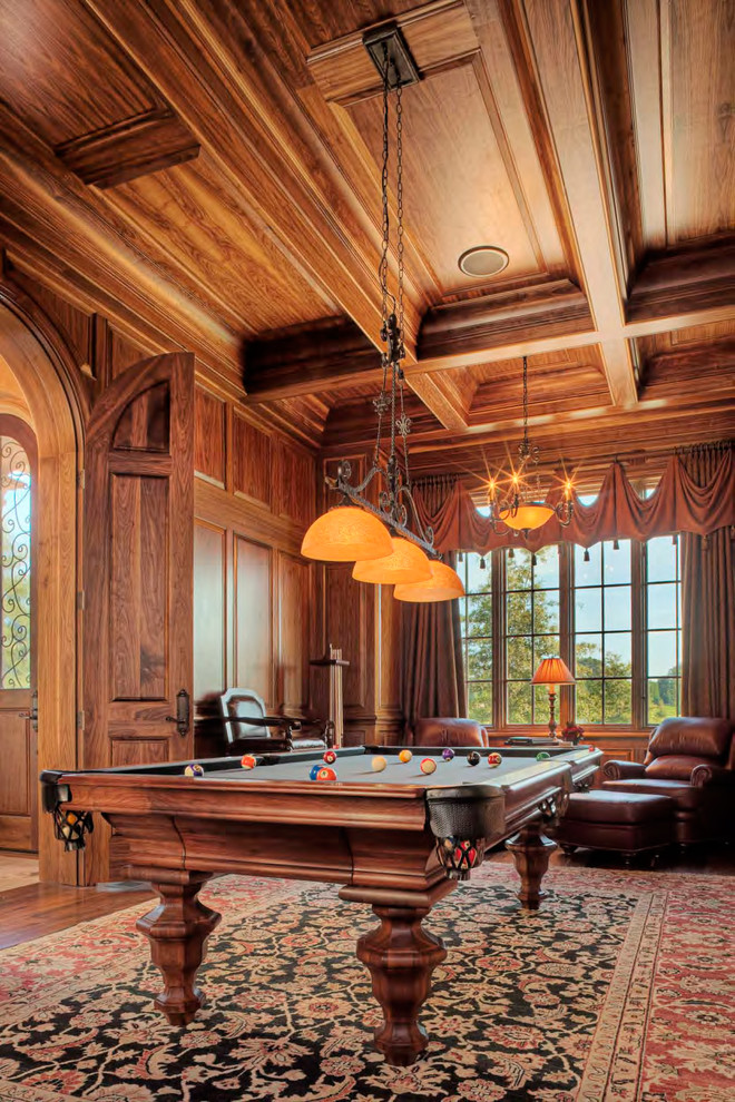 Fernseherloses Klassisches Wohnzimmer mit brauner Wandfarbe und braunem Holzboden in Charlotte