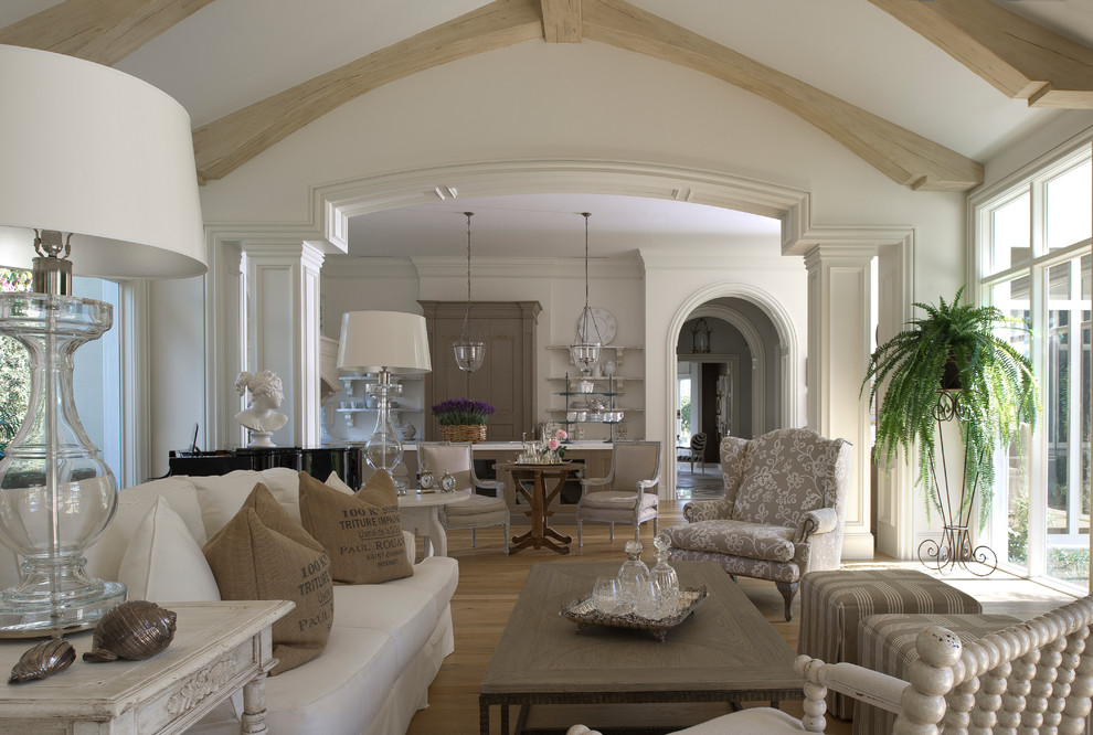 Imagen de sala de estar clásica extra grande con paredes blancas y suelo de madera clara
