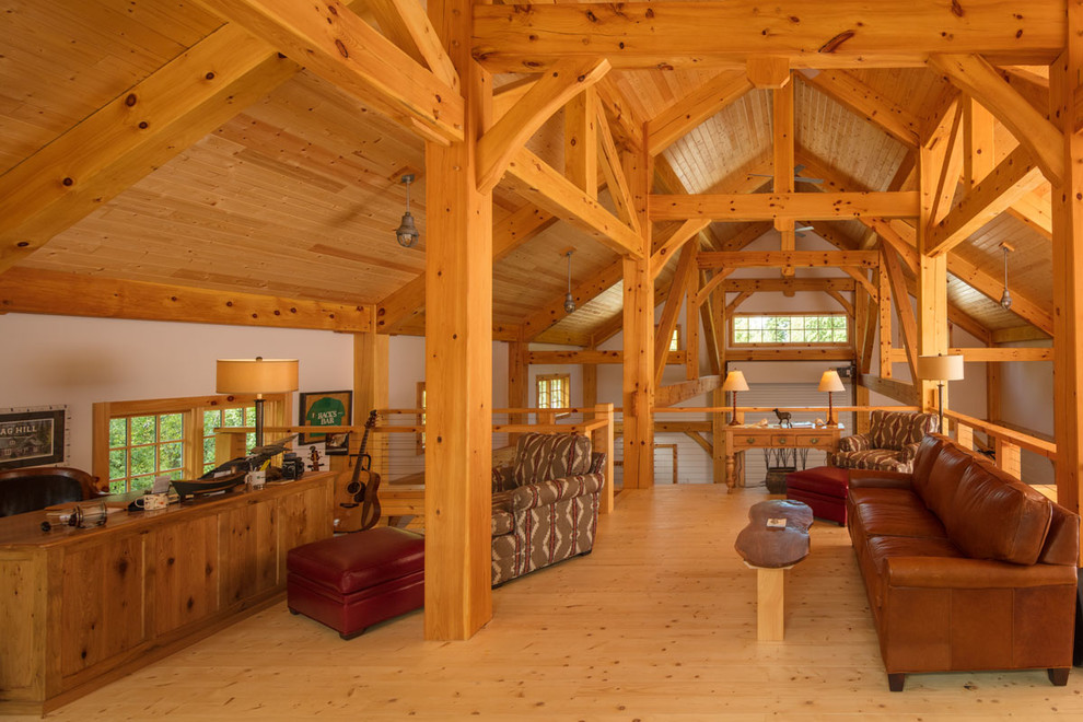 Country Wohnzimmer mit weißer Wandfarbe, hellem Holzboden und beigem Boden in Sonstige