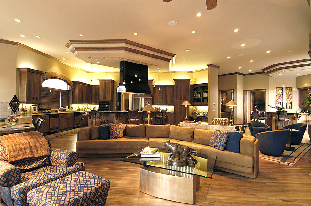 Esempio di un ampio soggiorno classico aperto con pareti beige e pavimento in legno massello medio