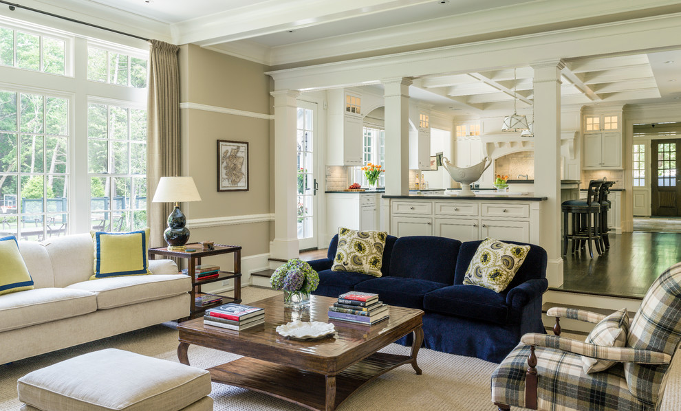 Imagen de sala de estar abierta clásica grande con paredes beige y moqueta