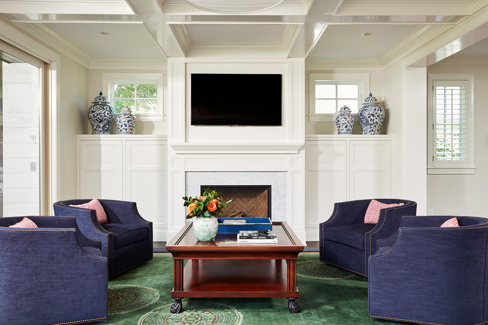 Ejemplo de sala de estar tradicional con todas las chimeneas, marco de chimenea de piedra y televisor colgado en la pared
