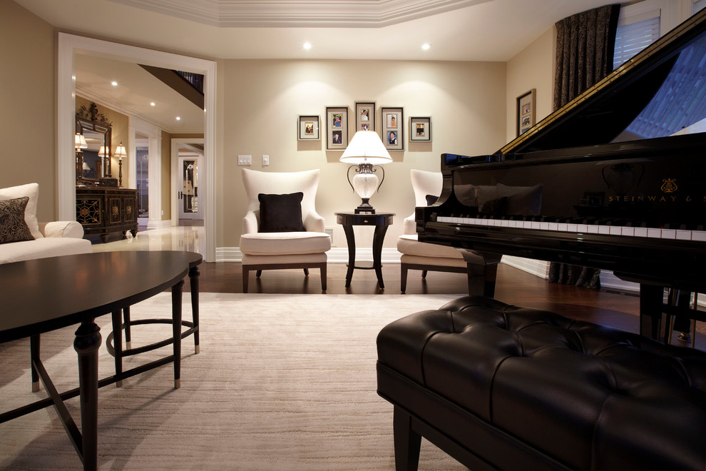 Пример оригинального дизайна: большая изолированная гостиная комната в классическом стиле с музыкальной комнатой, бежевыми стенами и паркетным полом среднего тона