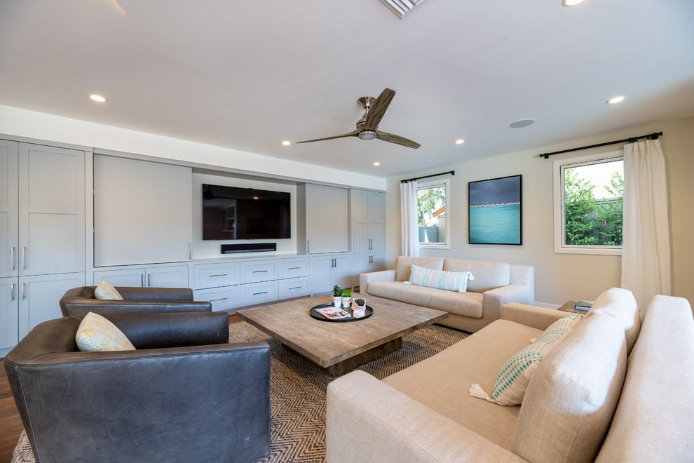 Modelo de sala de estar abierta clásica renovada extra grande con suelo de madera en tonos medios, pared multimedia y suelo marrón